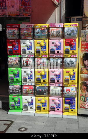 Capsule toy Automaten in der Straße in Akihabara Electric Town, Tokio, Japan Stockfoto