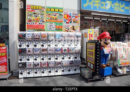 Capsule toy Automaten in der Straße in Akihabara Electric Town, Tokio, Japan Stockfoto