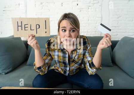 Portrait von sorgen junge Frau Gefühl mit zu viel Kreditkarte Schulden versucht, Business und Home Finanzen Übersicht Hilfe Anmelden Verwalten betont. In Zahlen Stockfoto