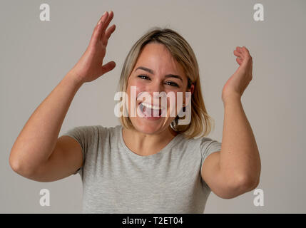 Porträt der schönen Schockiert Frau, die in der Lotterie gewinnen oder in großen Erfolg mit überrascht und glücklich Gesicht und Gesten. In den Leuten, Gesichts Expressi Stockfoto