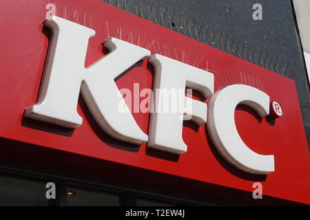 Zeichen über ein KFC Fastfood Restaurant in Reading, Großbritannien Stockfoto