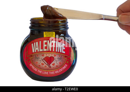 Hand, Messer, Marmite aus jar auf weißem Hintergrund - Sonderausgabe jar von Valentine Marmite von Unilever Stockfoto