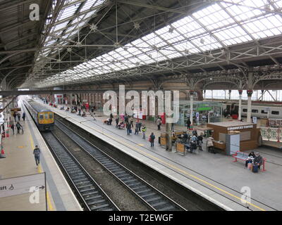 Blick auf die Bahnsteige und Gleise von Preston Bahnhof Übersicht viktorianische Architektur, Glasdach, Plattformen und Züge. Stockfoto