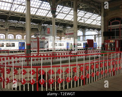 Anzeigen von Preston Bahnhof Übersicht viktorianische Architektur, kunstvolle Schmiedearbeiten, Glasdach, Plattformen und Züge. Stockfoto