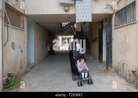 Eine ultra-orthodoxe Juden wandern in Shechunat Yeelim (die Ibex-Nachbarschaft) in Arad, einer Stadt im südlichen Bezirk von Israel. Gur Chassidim und säkularen Juden in Arad haben seit Jahren auf Kriegsfuß. Weltliche Bewohner werfen Gur Chassidim zu versuchen, über die Stadt und ihre Lebensweise Schaden, während die lokalen Gur Bevölkerung ringen, daß die Stadt sich weigert, mit dem die kommunalen Dienstleistungen zur Verfügung zu stellen. Stockfoto