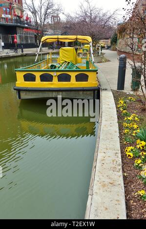 OKLAHOMA CITY, OK - 2 Mar 2019 - Blick auf ein Wassertaxi auf dem Bricktown Canal in Oklahoma City, USA. Stockfoto