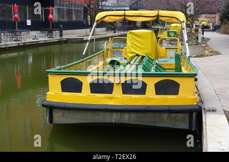 OKLAHOMA CITY, OK - 2 Mar 2019 - Blick auf ein Wassertaxi auf dem Bricktown Canal in Oklahoma City, USA. Stockfoto