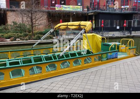 OKLAHOMA CITY, OK - 2 Mar 2019 - Blick auf ein Wassertaxi auf dem Bricktown Canal in Oklahoma City, USA. Stockfoto