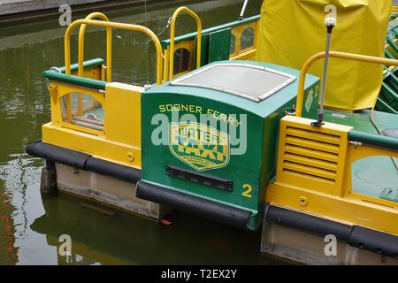 OKLAHOMA CITY, OK - 2 Mar 2019 - Blick auf ein Wassertaxi auf dem Bricktown Canal in Oklahoma City, USA. Stockfoto