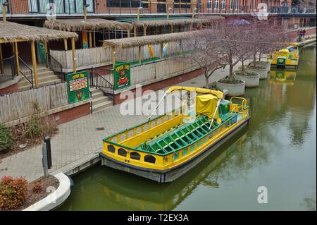 OKLAHOMA CITY, OK - 2 Mar 2019 - Blick auf ein Wassertaxi auf dem Bricktown Canal in Oklahoma City, USA. Stockfoto