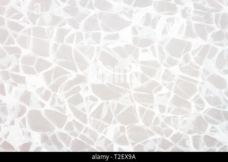 Gebrochene Glas der Windschutzscheibe Textur auf einem grauen Hintergrund. Zerbrochenes Glas mit weißen Risse. Stockfoto