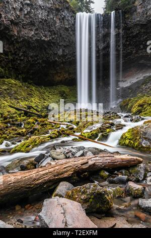 Wasserfall fließt über Felsvorsprung, langfristige Exposition, Fluss Cold Spring Creek, Tamanawas fällt, Oregon, USA Stockfoto