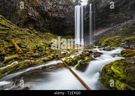 Wasserfall stürzt über Felsvorsprung, Tamanawas fällt, Langzeitbelichtung, wilden Fluss Cold Spring Creek, Oregon, USA Stockfoto