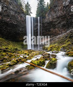 Wasserfall fließt über Felsvorsprung, langfristige Exposition, Fluss Cold Spring Creek, Tamanawas fällt, Oregon, USA Stockfoto