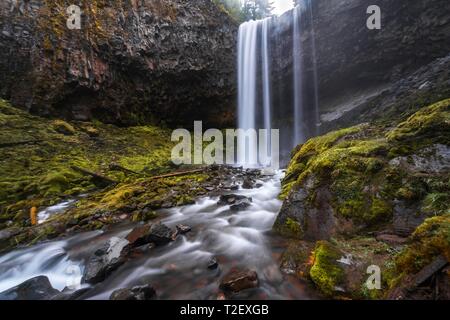 Wasserfall stürzt über Felsvorsprung, Tamanawas fällt, Langzeitbelichtung, wilden Fluss Cold Spring Creek, Oregon, USA Stockfoto