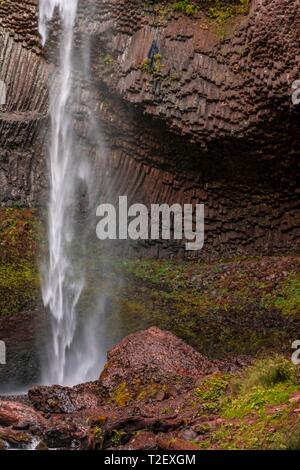 Wasserfall vor basaltfelsen, latourell Falls, Oregon, USA Stockfoto