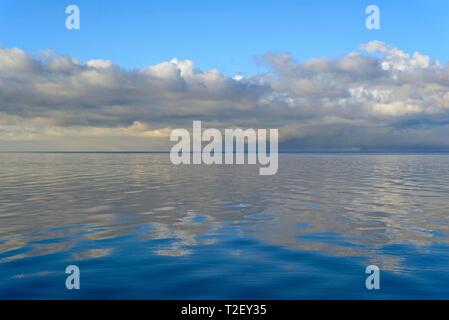 Blauer Himmel mit Tiefziehen Haufenwolken (Cumulus) im Wattenmeer, Nordsee, Norddeich, Niedersachsen, Deutschland wider Stockfoto