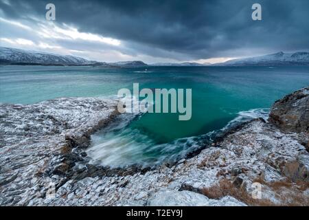 Dunkle Wolken über dem Meer, Küste Landschaft im Winter, Insel, Sommaroy Hillsoya, Tromso, Troms, Norwegen Stockfoto