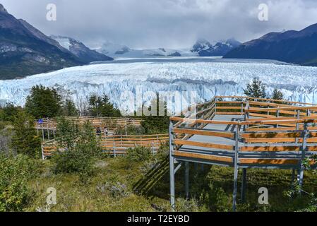 Glaciar Perito Moreno Gletscher mit Aussichtsplattform, Gletscherzunge, Gletscher, Nationalpark Los Glaciares, Anden, El Calafate, Santa Cruz Stockfoto