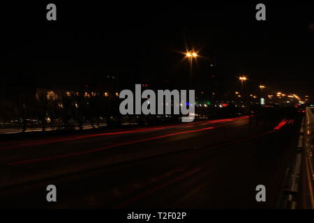 Langzeitbelichtung der Straßen von Riyadh City in der Nähe des King Abdullah Financial District (KAFD) mit Lichtern aus dem Winterwunderland und Blick von der King Fahd Road Stockfoto