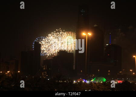 Feuerwerk auf Eid in Riyadh City in der Nähe des King Abdullah Financial District (KAFD) mit Lichtern aus dem Winterwunderland und Blick von der King Fahd Road Stockfoto