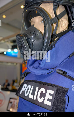 Mannequin in Polizeiuniform und Tragen einer Schutzmaske Stockfoto