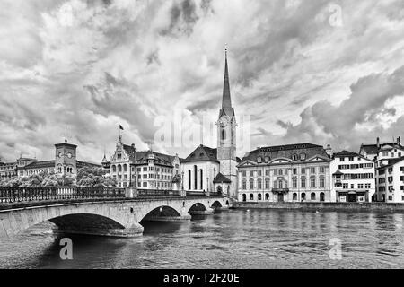 Blick auf die Altstadt, gesehen vom Fluss, Zürich, Schweiz Stockfoto