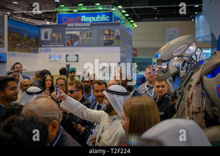 Februar 18, 2019 - Abu Dhabi, VAE: Menschen selfies mit TITAN - die Grußansage Roboter Stockfoto