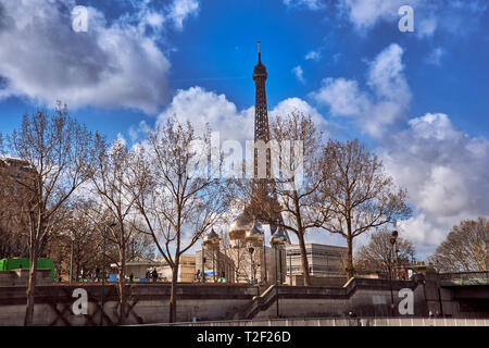 Panoramablick auf den Eiffelturm aus der Sicht eines Boot Kreuzfahrt entlang der Seine gegen den tiefblauen Himmel. Paris, Frankreich, Europa Stockfoto