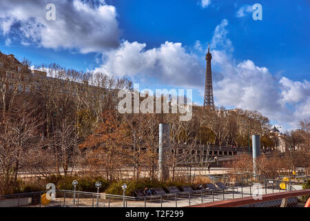 Panoramablick auf den Eiffelturm aus der Sicht eines Boot Kreuzfahrt entlang der Seine gegen den tiefblauen Himmel. Paris, Frankreich, Europa Stockfoto