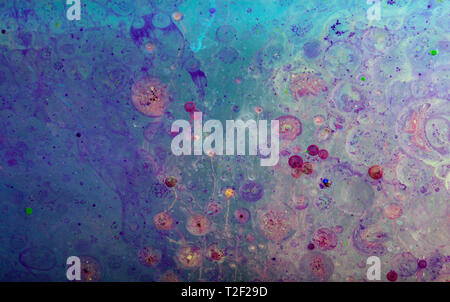 Tinte in Wasser. Zusammenfassung Hintergrund. . Tinte in Wasser. Tinte in Wasser auf weißem Hintergrund. Farbige Tinte in Wasser. Stockfoto