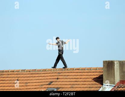 Schornsteinfeger auf dem Dach, Deutschland Stockfoto