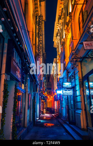 Schöne schmale Gasse mit Nachtclubs und Bars in der Nacht in der Innenstadt in Bukarest Stadt gedreht Stockfoto