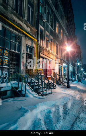 Schöne alte Gasse mit Schnee im winter Downtown in Bukarest mit alten Gebäuden in der Nacht gut von Laternen beleuchteten Schuß abgedeckt Stockfoto
