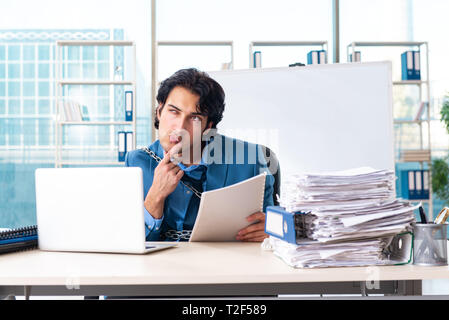 Verkettete männliche Angestellte mit übermäßiger Arbeit unzufrieden Stockfoto