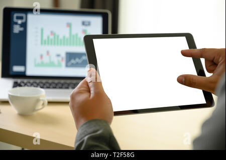 Man Hände multitasking Mann mit Tablet close up close up in die Arbeit im Büro Stockfoto
