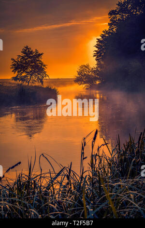 Schönen Morgen auf einem Fluss Mäander in eine natürliche Landschaft mit viel Nebel und Dampf bei Sonnenaufgang Stockfoto