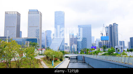 Landschaft Foto auf die Straße Gebäude in Shenzhen an einem bewölkten Tag, mit einigen Wolkenkratzer und einige Gebäude Unterkonstruktion Stockfoto