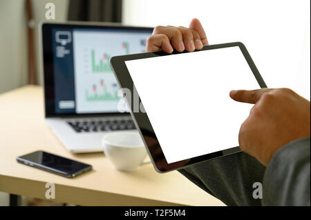 Man Hände multitasking Mann mit Tablet close up close up in die Arbeit im Büro Stockfoto