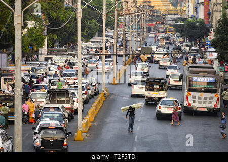 Ansicht von oben, täglichen Verkehr und das Leben in der Stadt auf den Straßen von Yangon während des Sonnenuntergangs. Sule Pagode im Hintergrund. Stockfoto