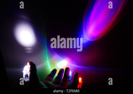 Neon Leuchtstäbe auf schwarzem Hintergrund Stockfotografie - Alamy