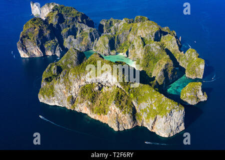 Ansicht von oben, beeindruckende Luftaufnahme von Koh Phi Phi Leh (Phi Phi Island) mit der schönen Maya Bay. Stockfoto