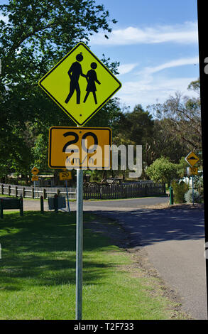 Tempo 20 und Fußgängerzone Zeichen in gelb und orange Farbe Stockfoto