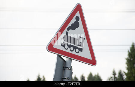 Russische zeichen Bahnübergang. Schild Vorsicht Zug. Eisenbahn Stockfoto