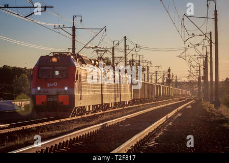 Sommer Russische Eisenbahn. Lokomotive fährt auf die Russische Bahn. Eisenbahn. Russland, Leningrad Region, 8. August 2018 Stockfoto