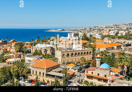 Mediterrane Stadt Altstadt Panorama mit alter Kirche und Moschee und Wohngebäude im Hintergrund, Biblos, Libanon Stockfoto