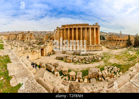 Antike römische Bacchus Tempel Panorama mit umliegenden Ruinen der antiken Stadt, Bekaa-tal, Baalbek, Libanon Stockfoto