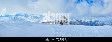 Panorama der schneebedeckten Hang und kurvenreiche Piste Dachstein-Krippenstein Berg mit Blick auf Bergkapelle - der Berg Kapelle, umgeben von weißen Fl Stockfoto