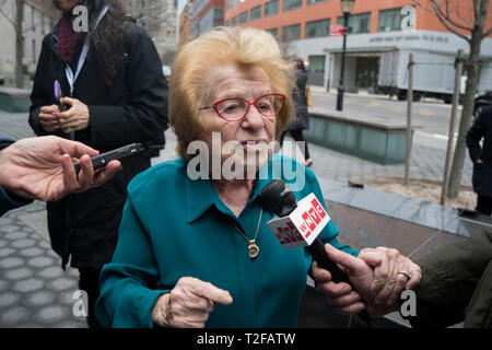 Dr. Ruth Westheimer, ein Holocaust Überlebender, die in Auschwitz inhaftiert war, im Museum des jüdischen Erbes in Battery Park City, befragt. Stockfoto