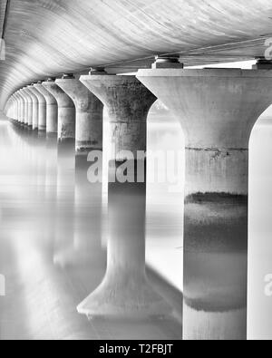 Clackmannanshire Bridge. Schwarz-Weiß-Bild von der Unterseite der Brücke. Schottland. Stockfoto